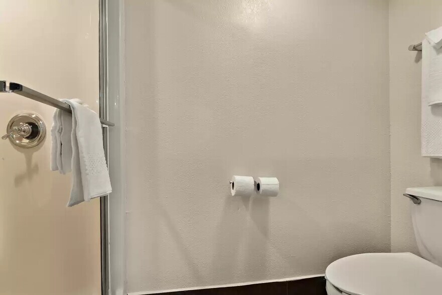 More Photos Of 2855 Old Austin Peay Hwy, Memphis Hotel For Sale