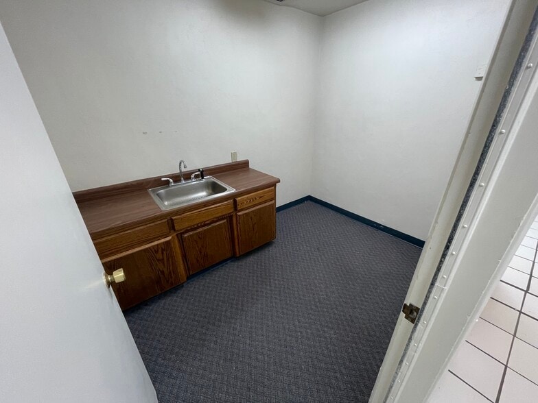More Photos Of 2210 Chester Ave, Bakersfield Storefront Retail Office For Lease