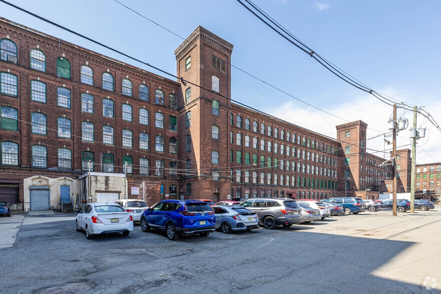 More Photos Of 107 Trumbull St, Elizabeth Warehouse For Lease