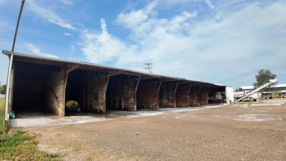 More Photos Of 117 Sartin Dr, Edmonton Freestanding For Sale