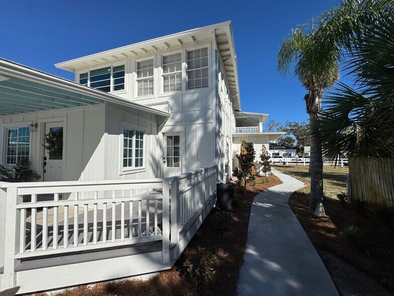 More Photos Of 114-118 Live Oak St st, New Smyrna Beach Apartments For Lease