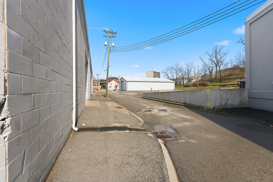 More Photos Of 715 W Pike St, Clarksburg Mixed Retail For Lease