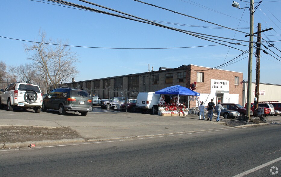 More Photos Of 40 Airport Rd, Hartford Service For Lease