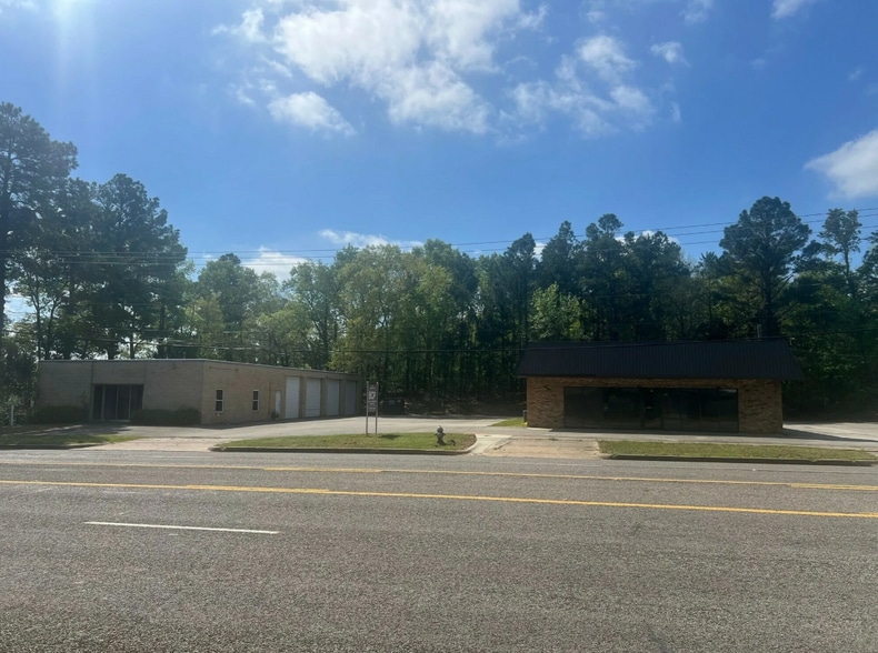 More Photos Of 2811 University Blvd, Tyler Showroom For Lease
