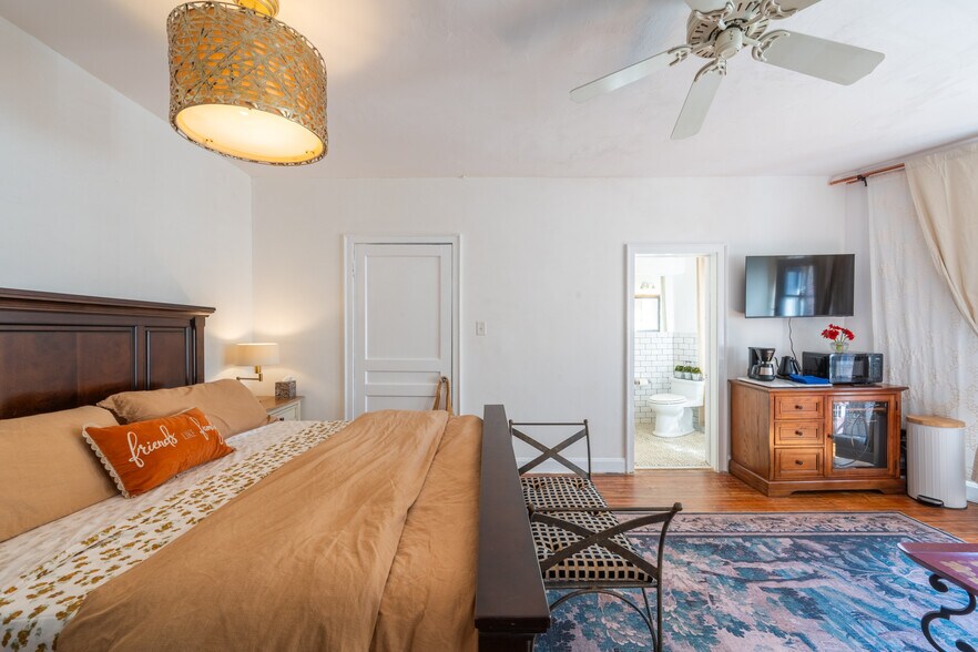 More Photos Of 530-536 S Pineapple Ave, Sarasota Storefront Retail Residential For Sale