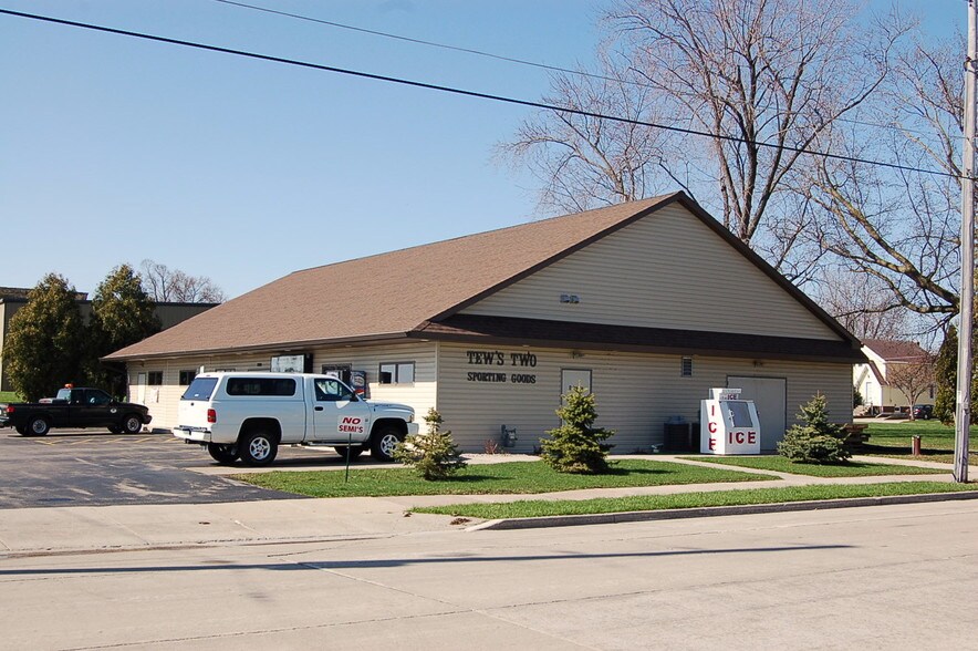 More Photos Of 1605 S Main St, Oshkosh Storefront Retail Office For Sale
