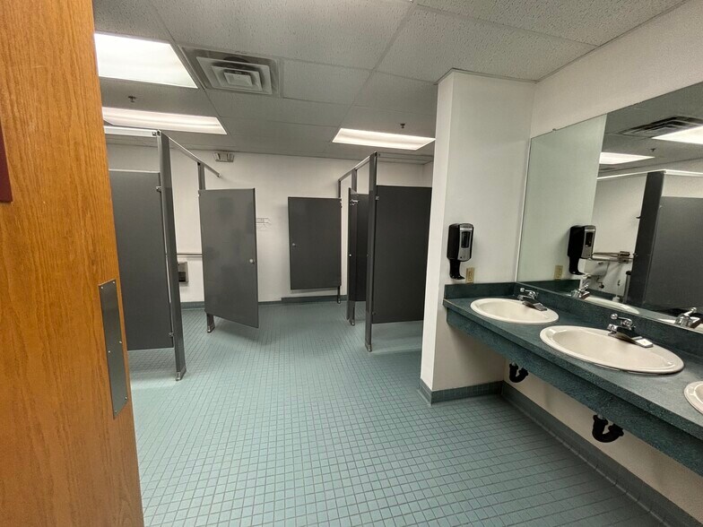 More Photos Of 144 Main St, East Hartford Storefront For Lease