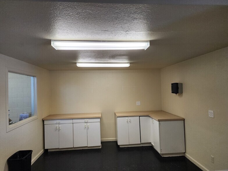 More Photos Of 1515 E Tulare Ave, Tulare Flex For Lease