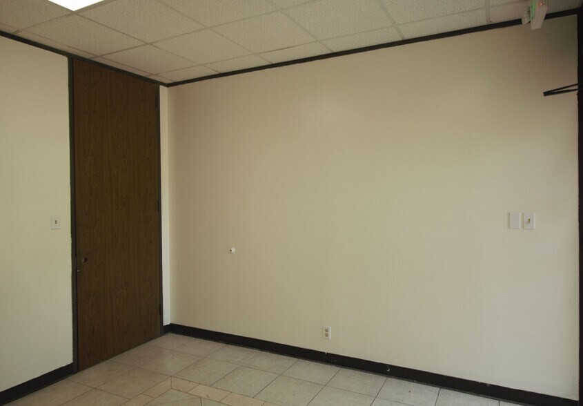 More Photos Of 10850 Wilcrest Dr, Houston Light Distribution For Lease