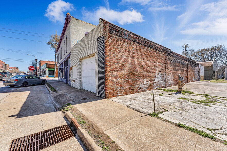 More Photos Of 504 W Commercial St, Springfield Storefront Retail Office For Sale