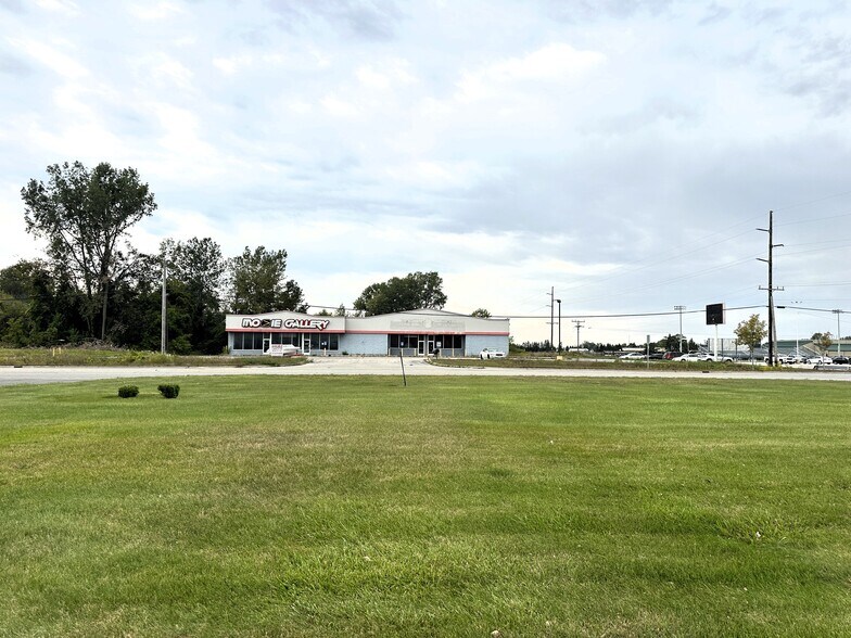 More Photos Of 3851-3859 N Huron Rd, Pinconning Freestanding For Lease