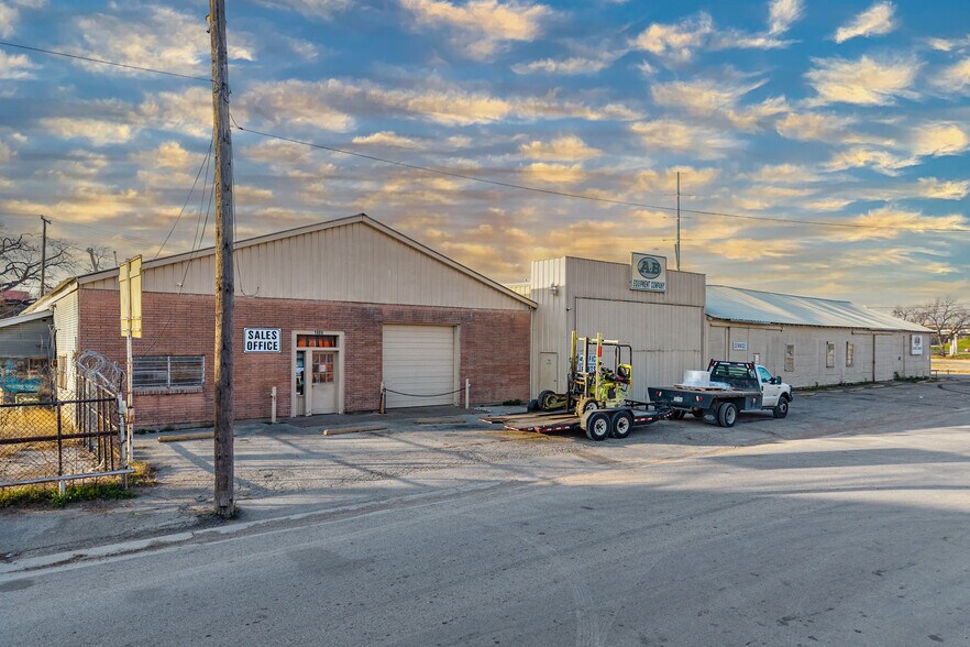 More Photos Of 1808 Bomar Ave, Fort Worth General Retail For Sale