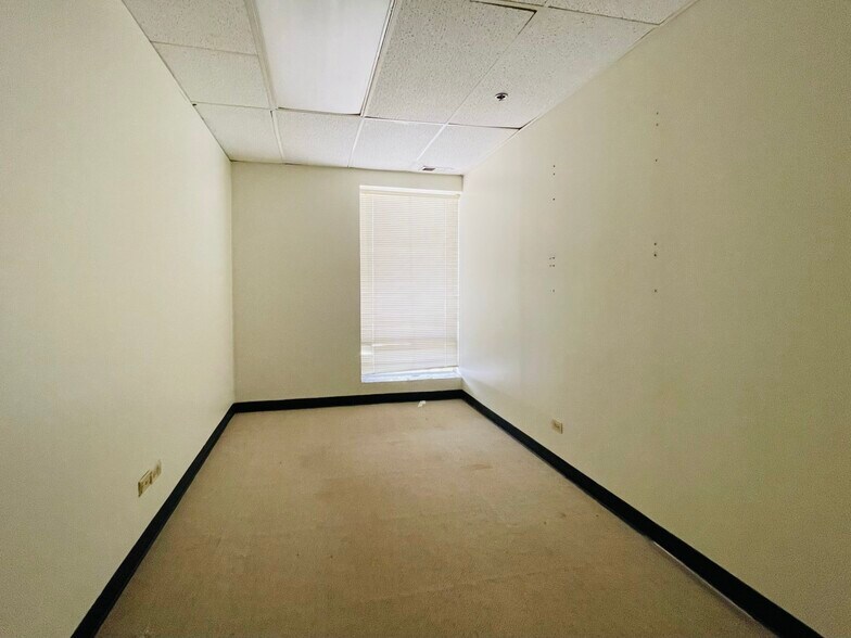 More Photos Of 9914 W Derby Ln, Westchester Flex For Sale