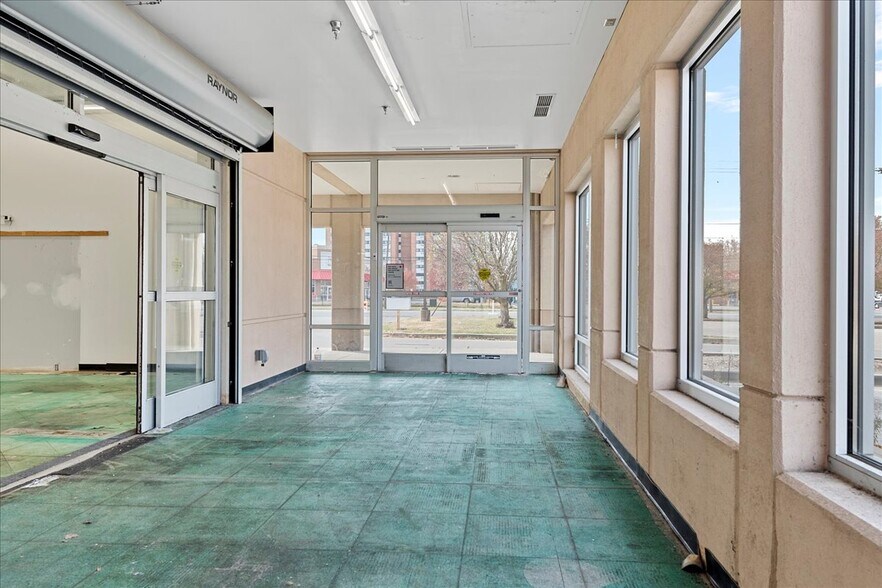 More Photos Of 920 E North Grand Ave, Springfield Freestanding For Lease