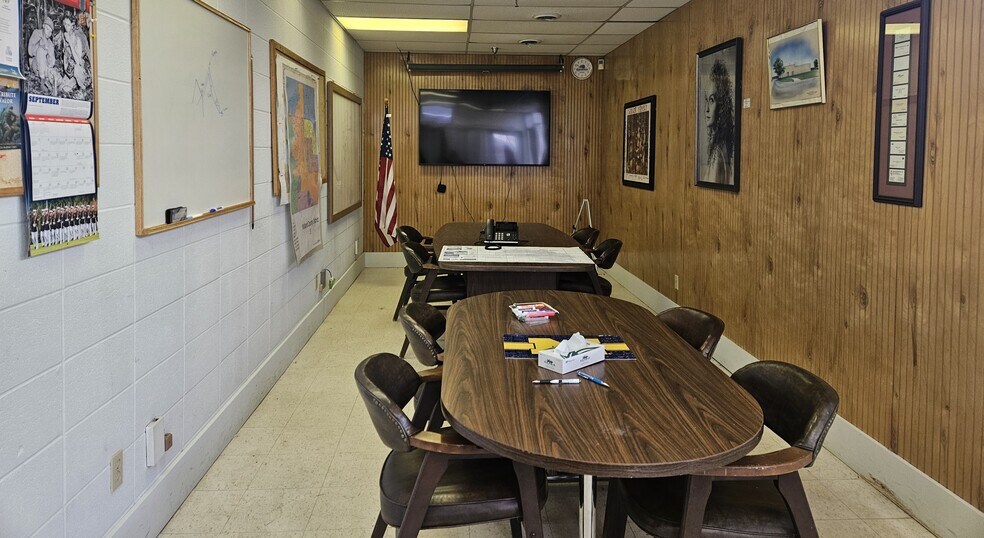 More Photos Of 1406-1414 E Pine St, Midland Warehouse For Lease