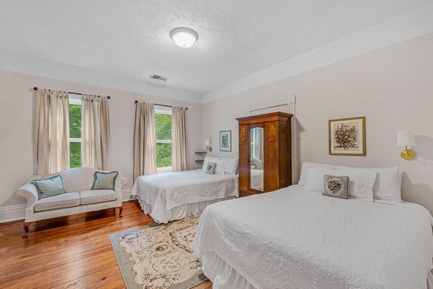 More Photos Of 252 Seavy St, Senoia Hospitality For Sale