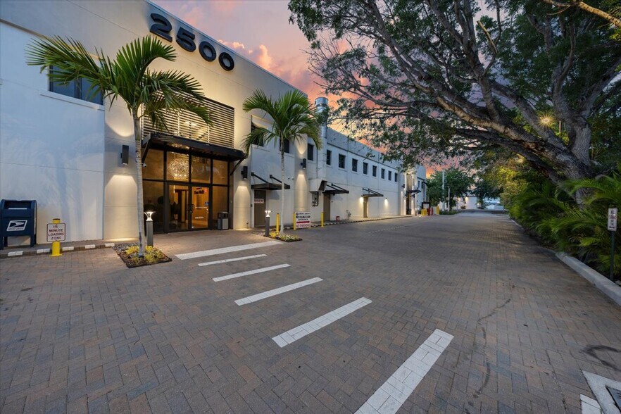 More Photos Of 2500 Tamiami Trl N, Naples Storefront For Lease