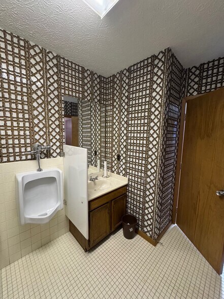 More Photos Of 26025 Broadway Ave, Bedford Office For Sale