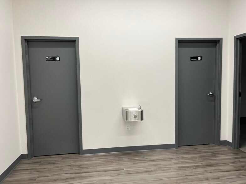 More Photos Of 10 Roessler Rd, Woburn Research And Development For Lease