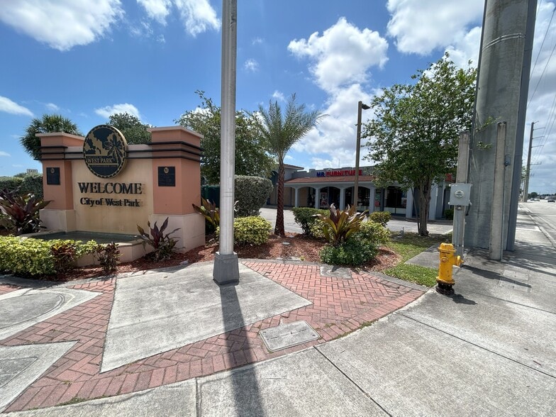 More Photos Of 5906-5972 Pembroke Rd, Hollywood Unknown For Lease