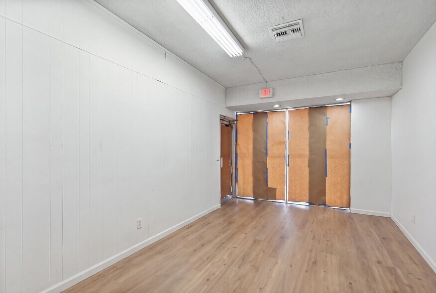 More Photos Of 19621-19623 1/2 Ventura Blvd, Tarzana Storefront Retail Residential For Sale