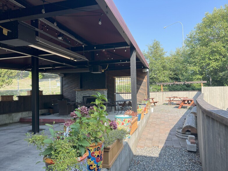 More Photos Of 442 Peace Portal Dr, Blaine Restaurant For Lease