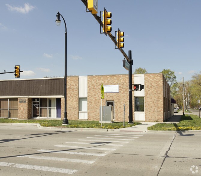 More Photos Of 400-420 S Main St, Clawson Office For Lease