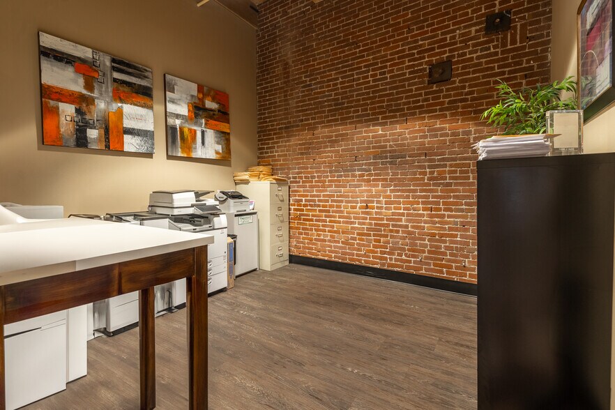 More Photos Of 214 S 8th St, Louisville Loft Creative Space For Lease