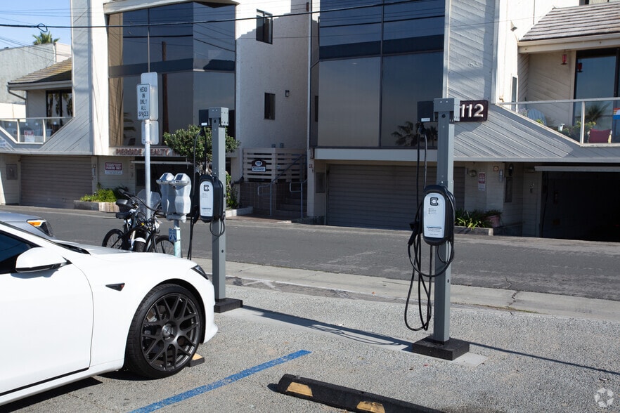 More Photos Of 1112 Ocean Dr, Manhattan Beach Office For Lease