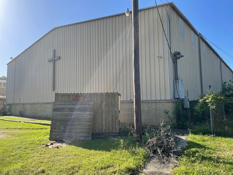 More Photos Of 522 Lindale St, Houston Religious Facility For Sale