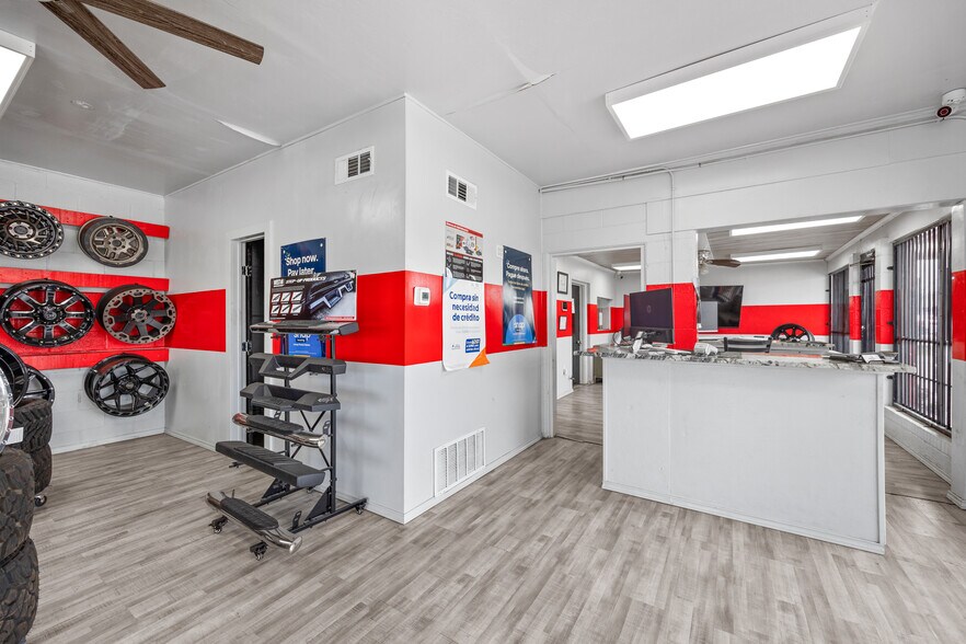 More Photos Of 136 Lavon Dr, Garland Flex For Sale