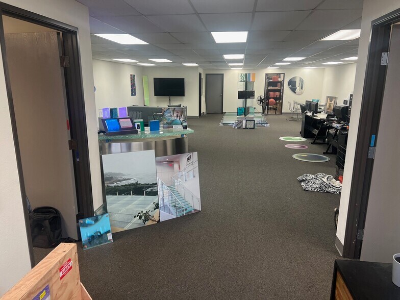 More Photos Of 23501 Ridge Route Dr, Laguna Hills Showroom For Lease