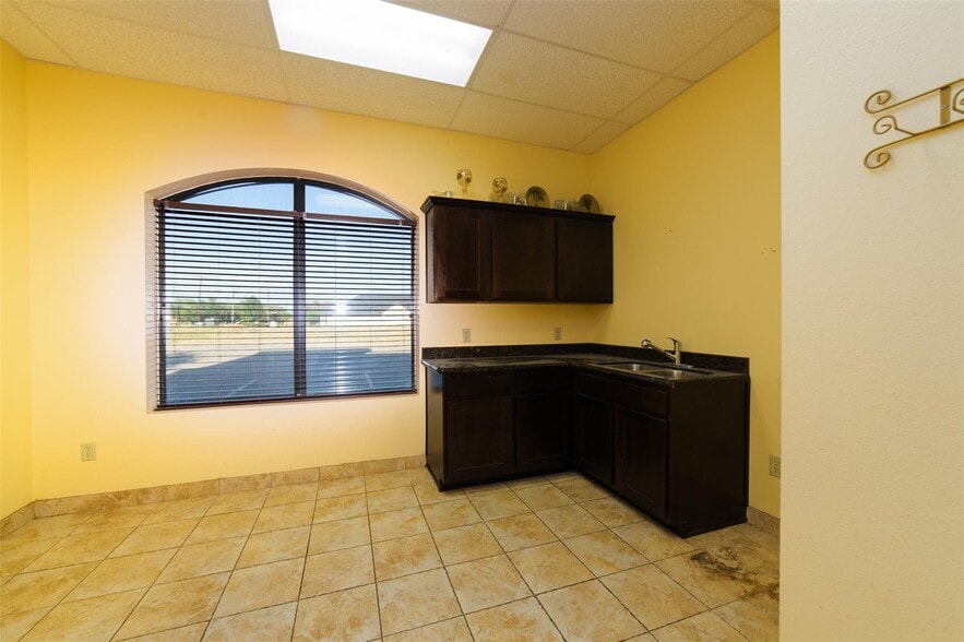 More Photos Of 720 W Nathan Lowe Rd, Arlington Medical For Sale