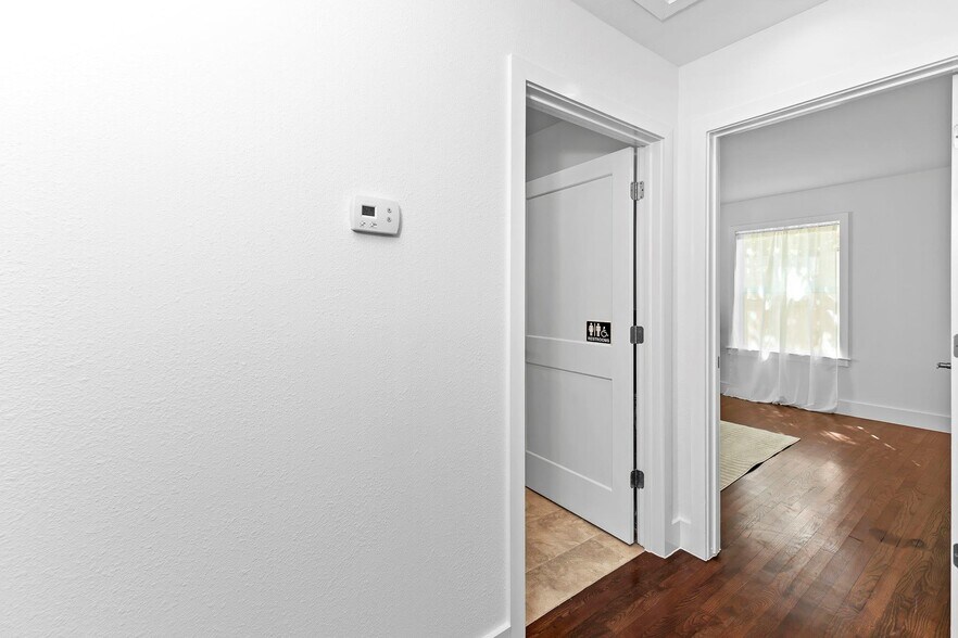 More Photos Of 1512 W Koenig Ln, Austin Office For Sale