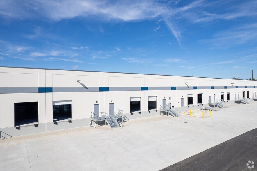 More Photos Of 1250 Imeson Park Blvd, Jacksonville Distribution For Lease