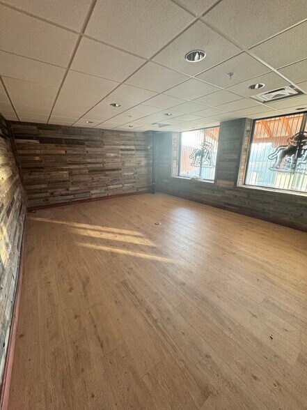More Photos Of 112 E Cherokee Ave, Enid Manufacturing For Lease