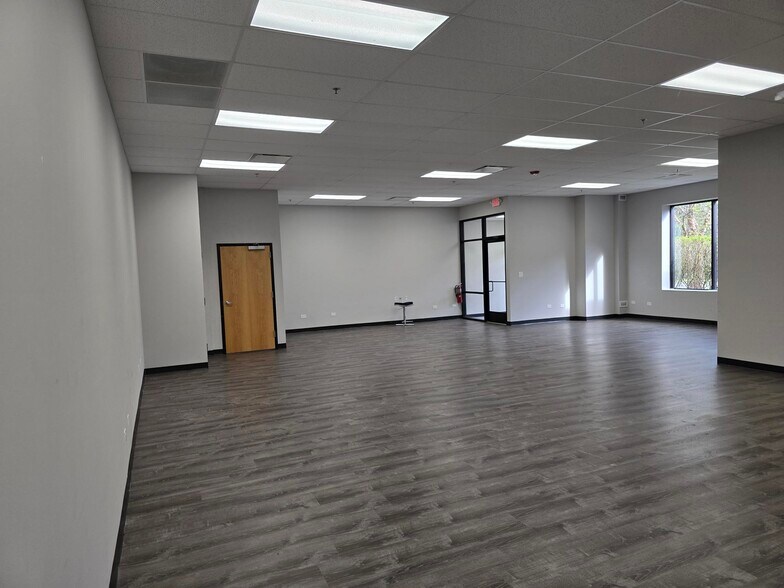 More Photos Of 731 S Route 21, Gurnee Office For Sale