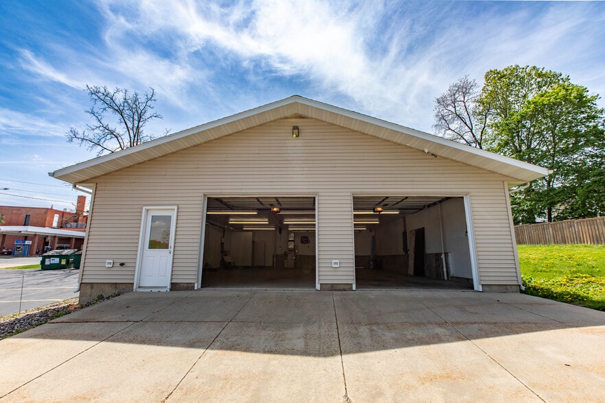 More Photos Of 308 S Montgomery St, Dodgeville Warehouse For Sale