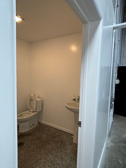 More Photos Of 1014-1054 N Kolmar Ave, Chicago Warehouse For Lease