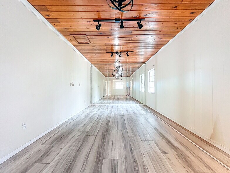 More Photos Of 301 N US Highway 41, Ruskin Office Residential For Lease