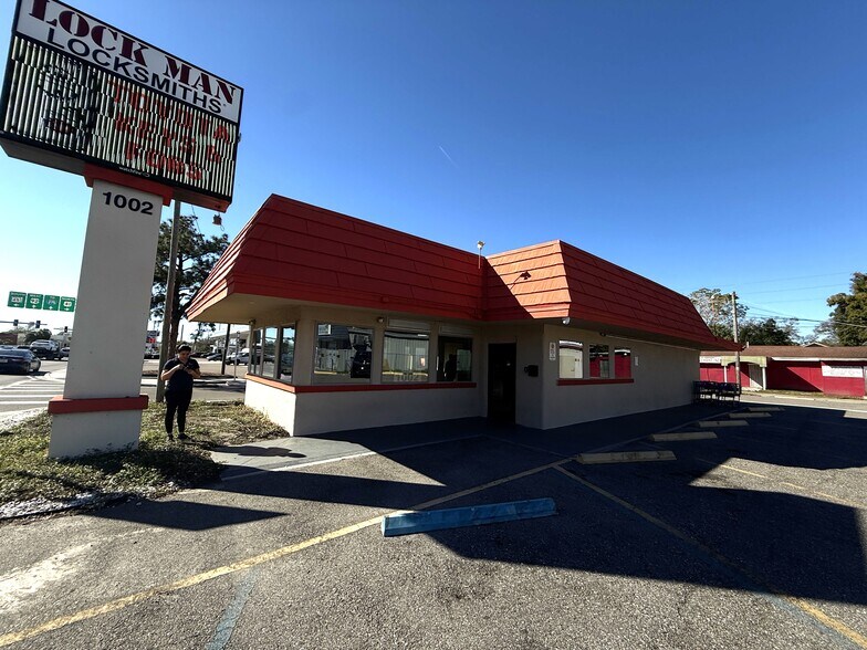 More Photos Of 1002 E Hillsborough Ave, Tampa Storefront For Lease