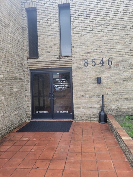 More Photos Of 8546 Broadway St, San Antonio Office Residential For Lease