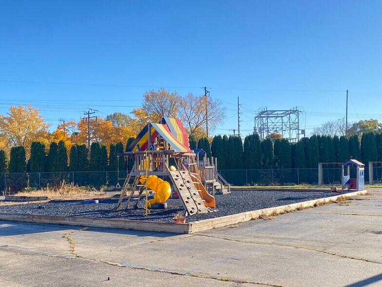 More Photos Of 670 Main Ave, De Pere Schools For Lease