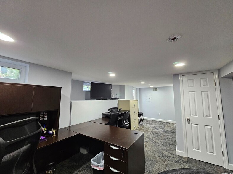 More Photos Of 76 Medford Ave, Patchogue Office For Lease