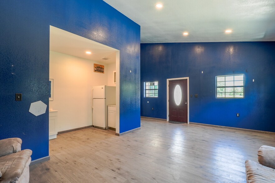 More Photos Of 352247 E 1040, Prague Auto Repair For Lease