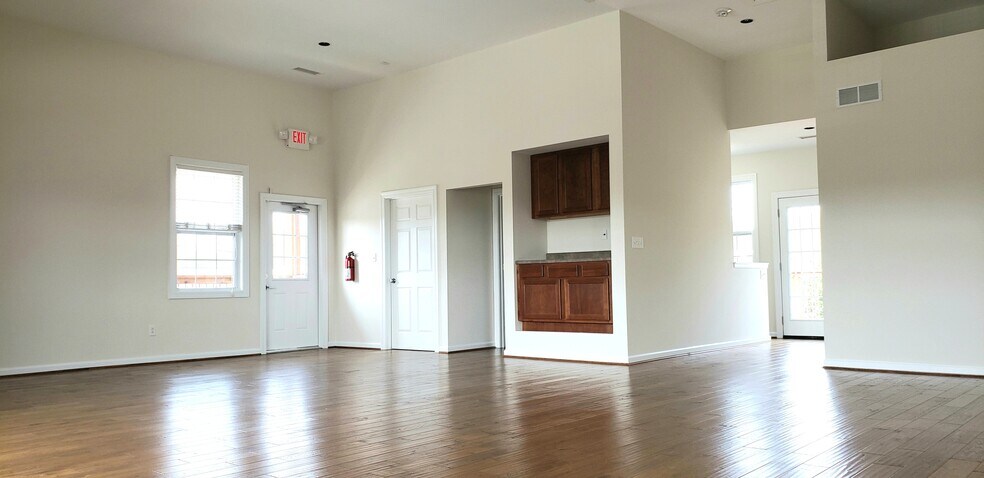 More Photos Of 14319 Manchester Rd, Ballwin Freestanding For Lease