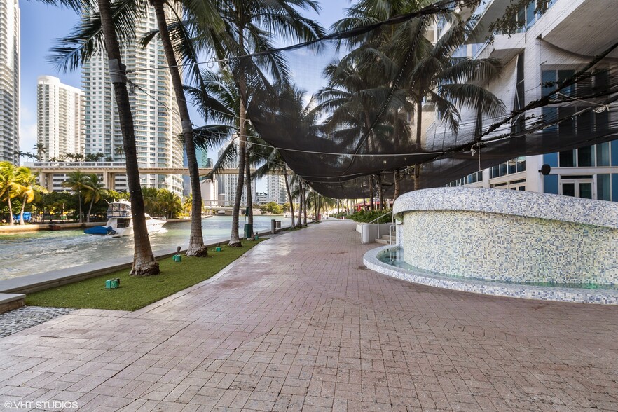 More Photos Of 175 SW 7th St, Miami Medical For Sale