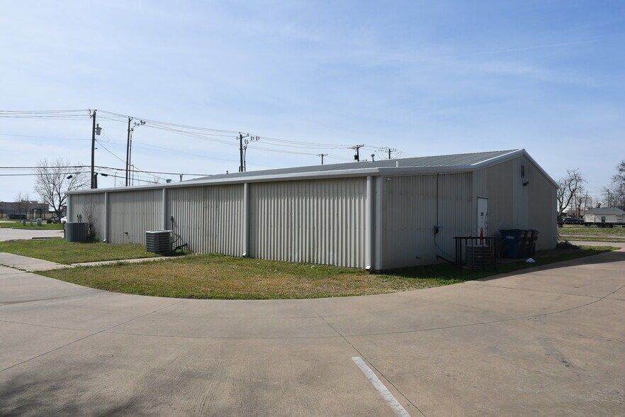 More Photos Of 901 Elm St, McKinney Flex For Sale