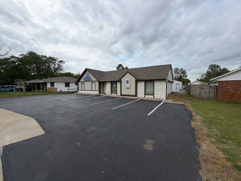 More Photos Of 1217 W Main St, Jenks Office For Lease