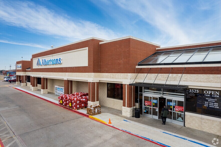 More Photos Of 3515 Sycamore School Rd, Fort Worth Freestanding For Lease